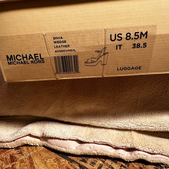 Michael Kors Divia Wedge Leather shoe in a size 8.5. Color: Luggage - Picture 8 of 9